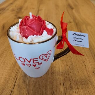 Herzens-Duftkerze in einer Tasse