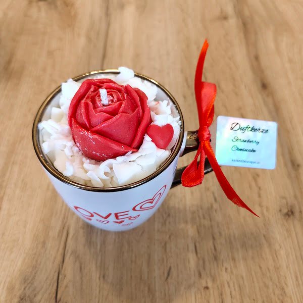 Herzens-Duftkerze in einer Tasse