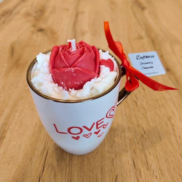 Herzens-Duftkerze in einer Tasse