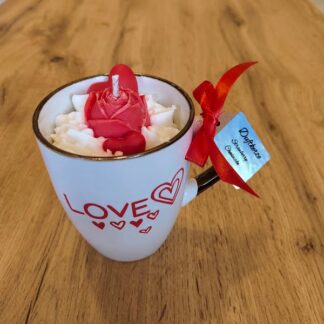 Herzens-Duftkerze in einer Tasse