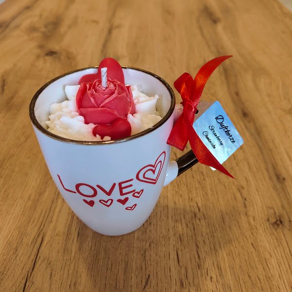 Herzens-Duftkerze in einer Tasse