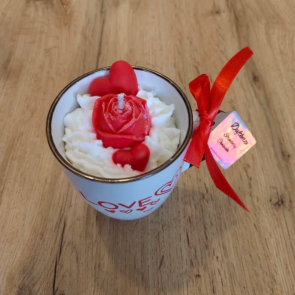 Herzens-Duftkerze in einer Tasse