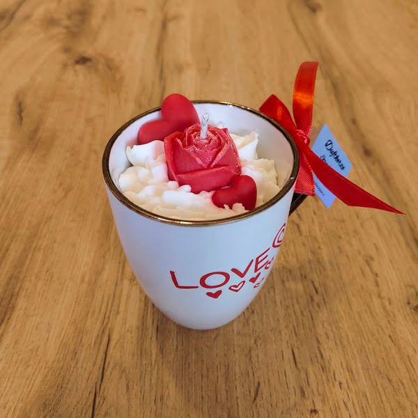 Herzens-Duftkerze in einer Tasse