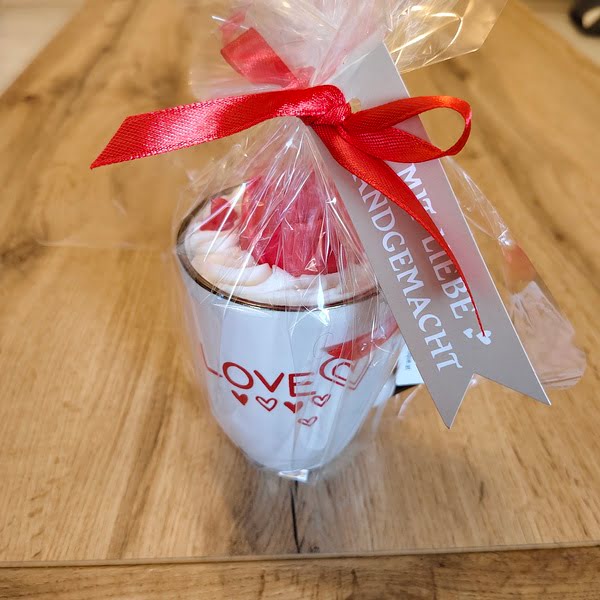 Valentinstags-Duftkerze in einer Tasse
